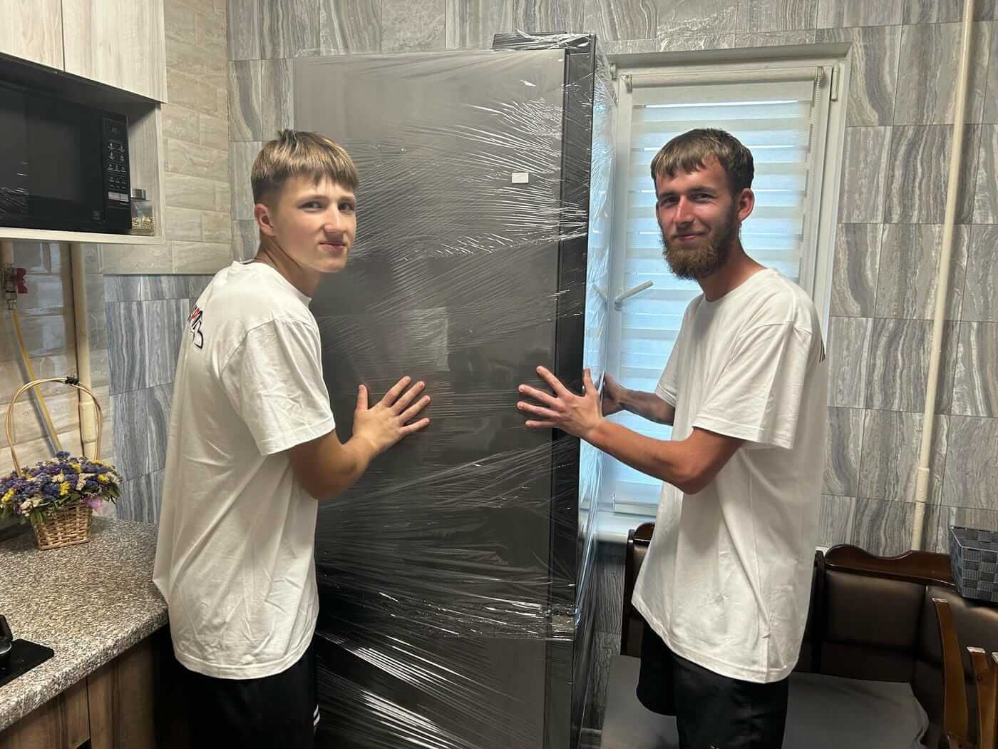 Перевезення холодильника в упаковці: вантажники TransPortal готують техніку до транспортування