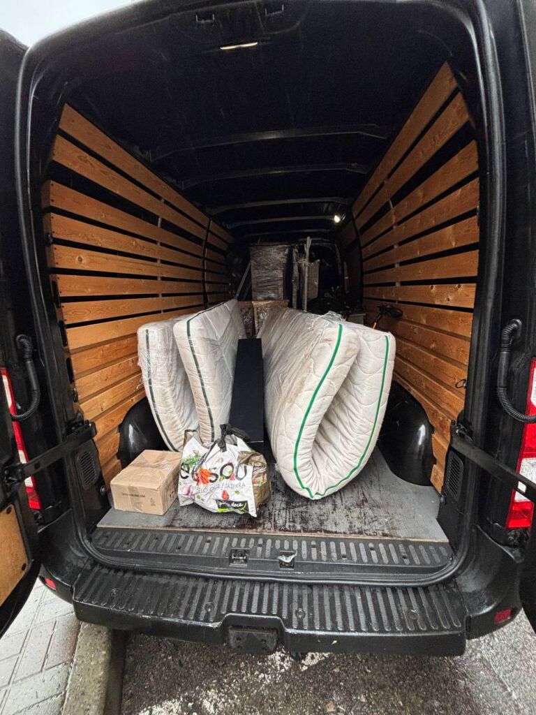 Безпечно закріплені речі в кузові вантажного автомобіля